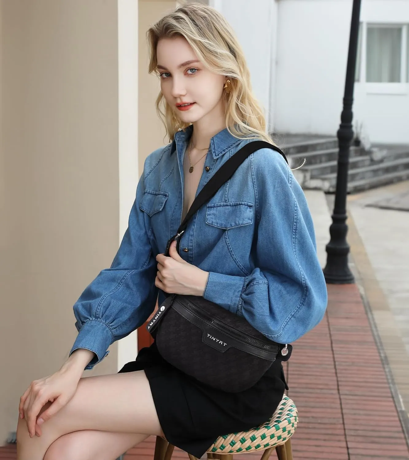 TINYAT Crossbody Fanny Pack for Women Trendy Crossbody Sling Bag with Adjustable Wide Strap Belt Bag Chest Purse for Travel